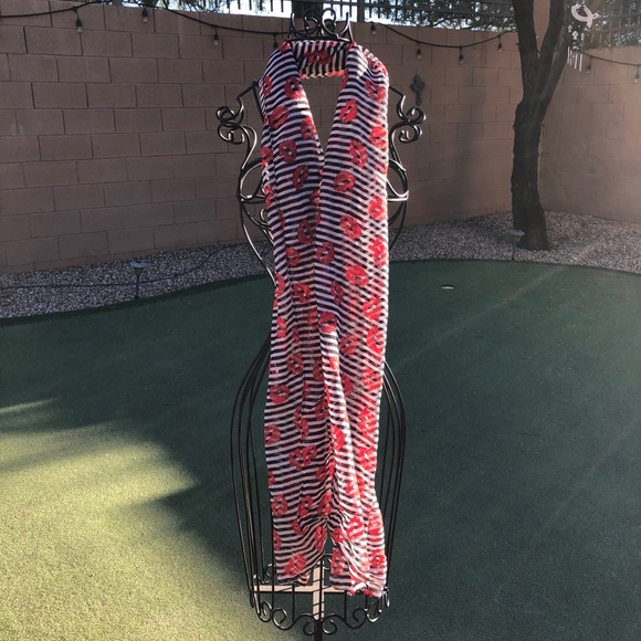 Holiday Scarves of The Season - set of (3) - EUC - Picture 9 of 10